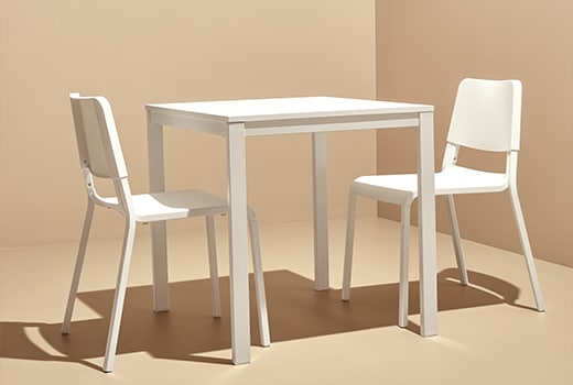 chaise table