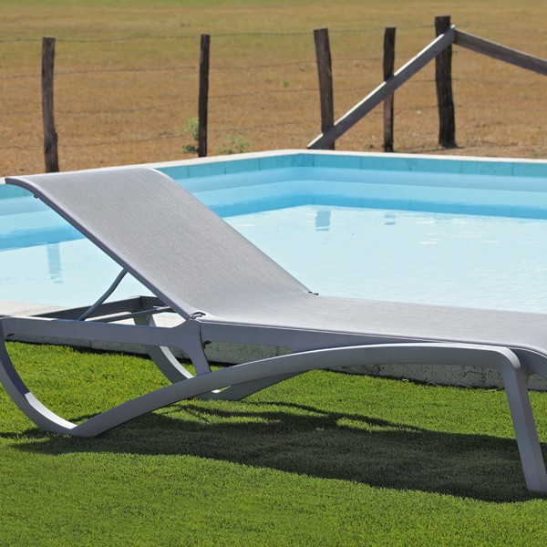 chaises longues de piscine