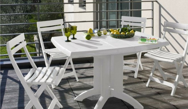 nettoyer une table de jardin en plastique vert