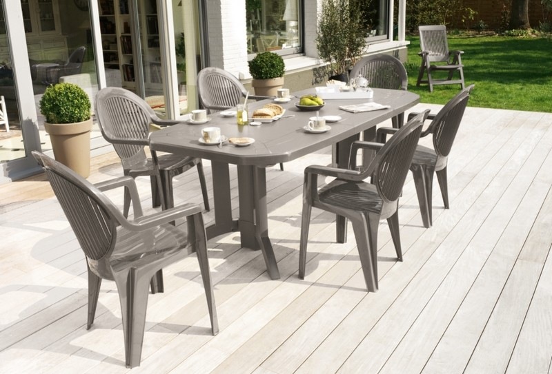 nettoyer une table de jardin en plastique vert