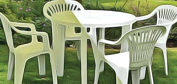 nettoyer une table de jardin en plastique vert