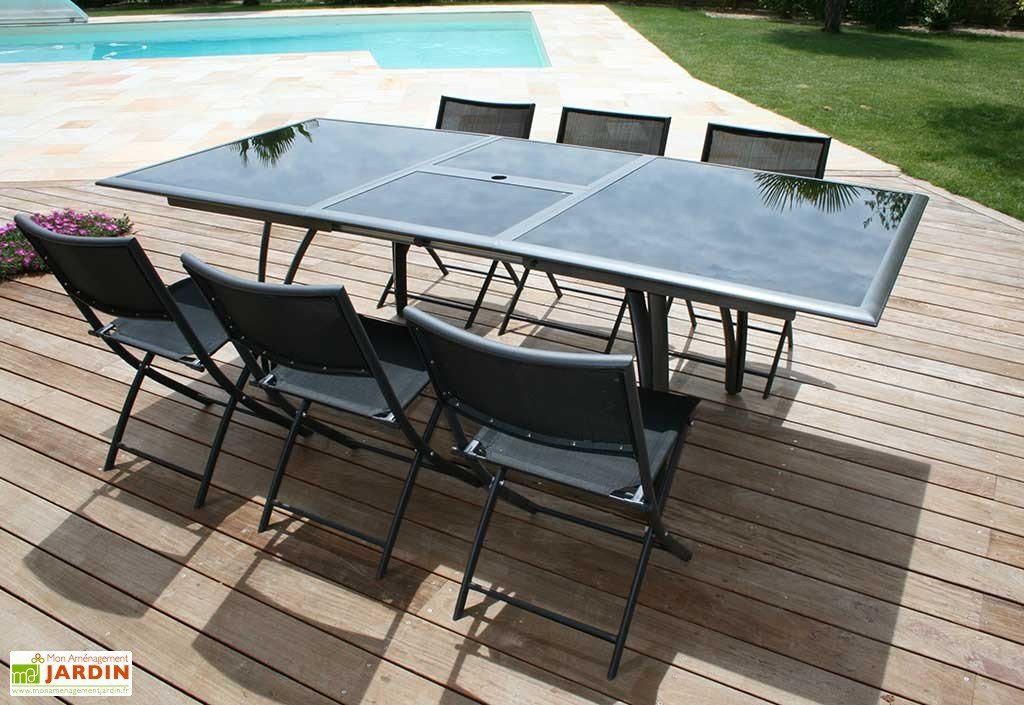 table de jardin avec trou central