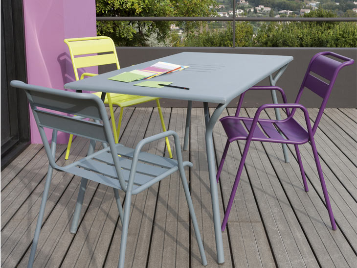 table de jardin pliante en bois avec chaises