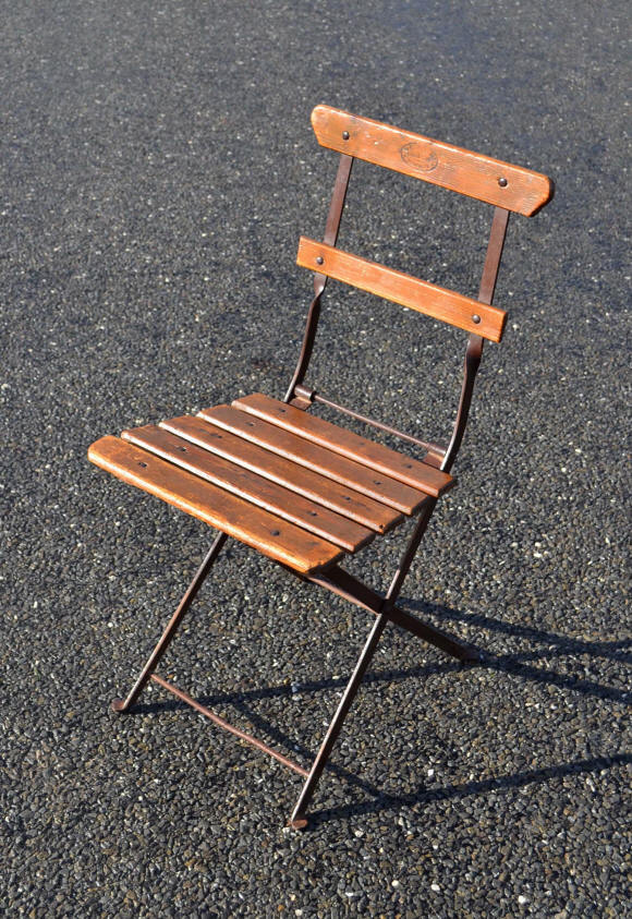 table de jardin pliante en bois avec chaises