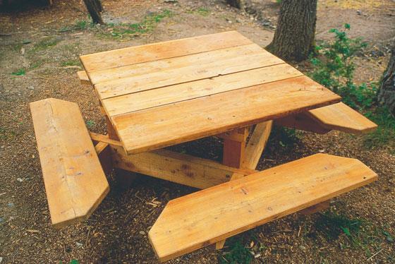 tables et bancs de jardin en bois