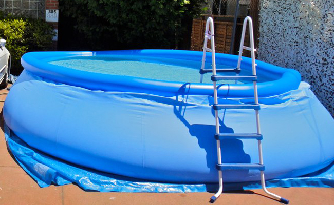 tres grande piscine gonflable
