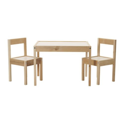 une table deux chaises