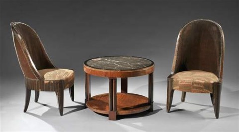 une table deux chaises